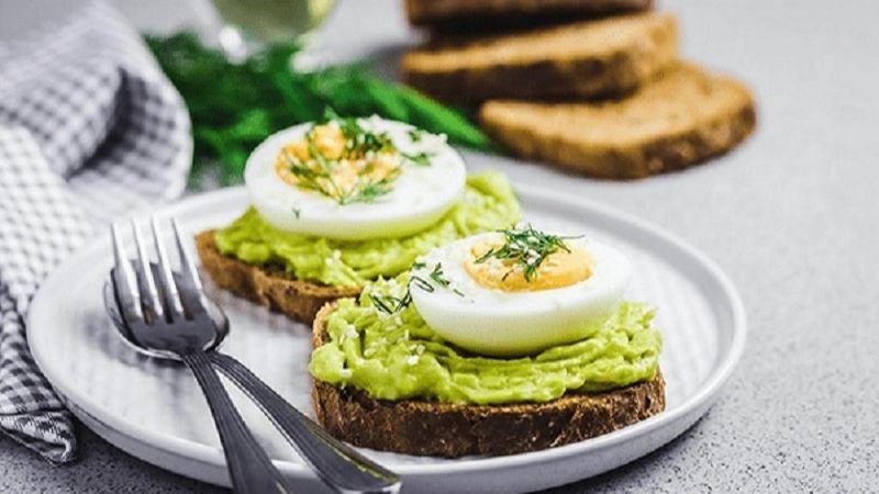 Thực đơn lành mạnh với bánh sandwich nguyên cám kết hợp trứng và rau củ