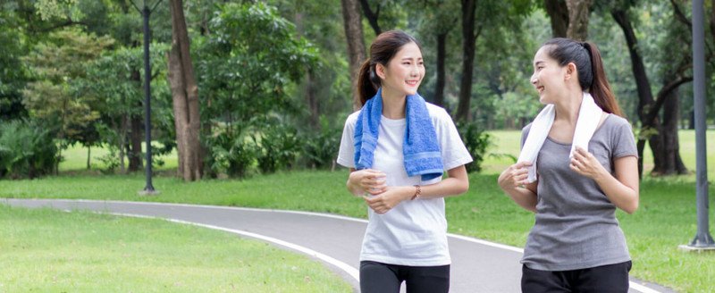 Thực hiện bài tập nhẹ nhàng như đi bộ sau khi ăn bánh crepe sầu riêng giúp cân bằng calo