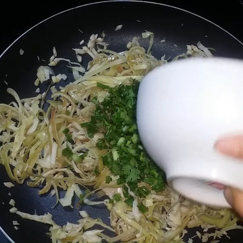 Thực hiện món hoa chuối xào tỏi