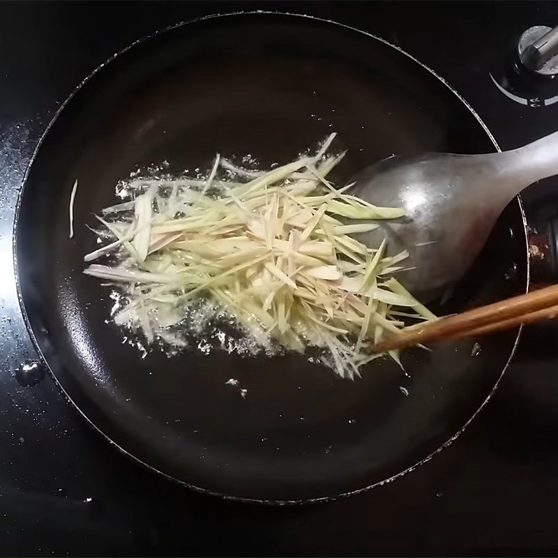 Thực hiện món ngan xào lăn trên chảo nóng