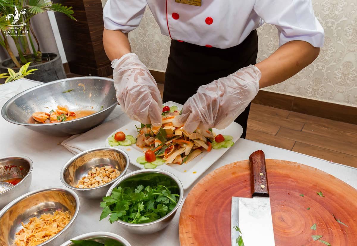 Thực hiện trộn gỏi củ hủ dừa tôm thịt với nước sốt đặc biệt