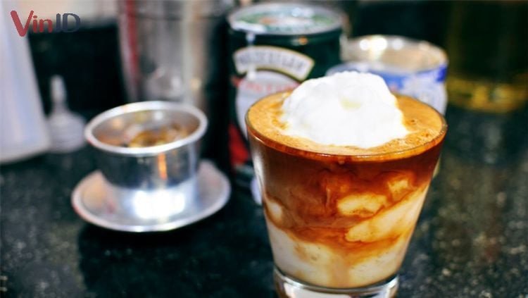 Thức uống cà phê kết hợp nước cốt dừa
