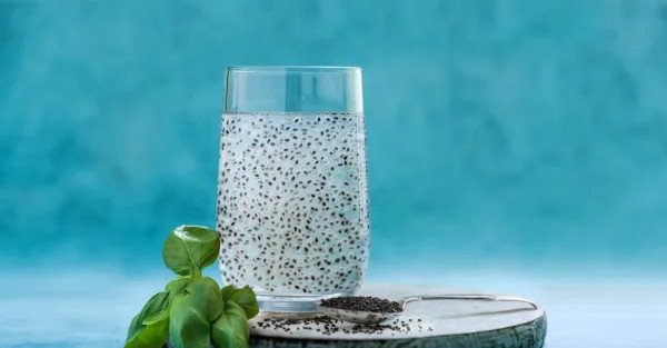 Thức uống hạt é với chanh và lá bạc hà