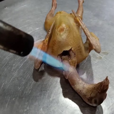 Thui chim bồ câu để da vàng thơm