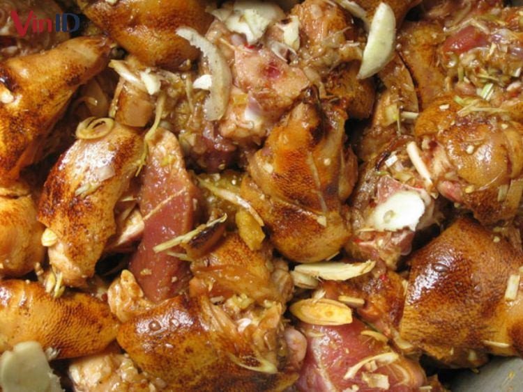 Thui gà để làm món gà giả cầy miền Trung chuẩn vị