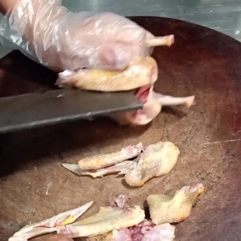 Thui sơ chim bồ câu giúp khử mùi và tạo hương vị đặc trưng cho thịt băm