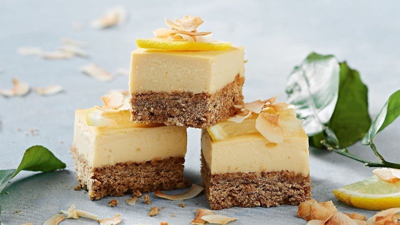 Thưởng thức bánh kem cân bằng với trái cây tươi