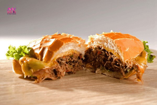 Thưởng thức bánh mì gà lành mạnh