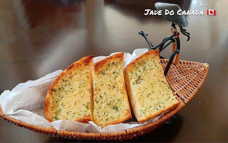 Thưởng thức bánh mì nướng bơ tỏi với khẩu phần vừa phải để tránh tăng cân