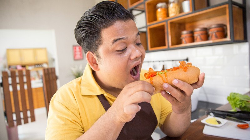 Thưởng thức bánh mì xúc xích cần chú ý để tránh tăng cân và kiểm soát lượng calo.