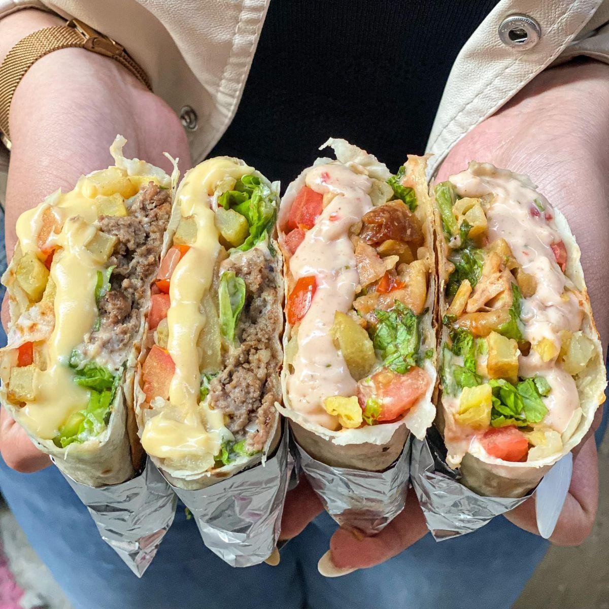 Thưởng thức bánh tacos Pháp nóng hổi với các loại sốt và rau ăn kèm