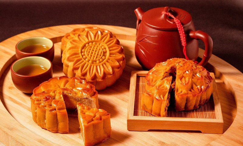 Thưởng thức bánh trung thu thập cẩm cùng tách trà nóng giúp cân bằng hương vị và tiêu hóa