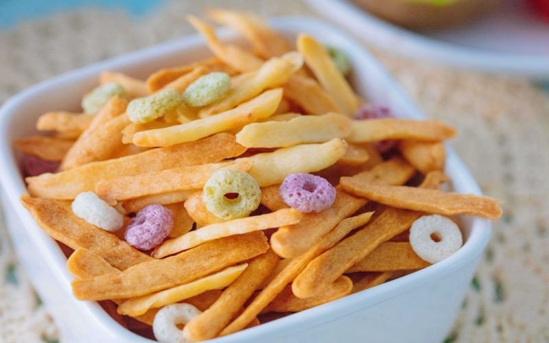 Thưởng thức bim bim Ostar và các loại snack cần kiểm soát chặt chẽ khi giảm cân