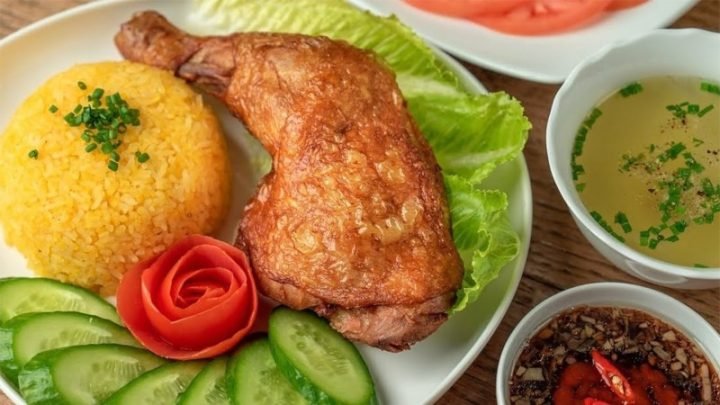 Giải Mã **Cơm Gà Hải Nam Bao Nhiêu Calo**: Ăn Ngon, Chuẩn Dáng Thưởng thức cơm gà Hải Nam ngon miệng nhưng vẫn kiểm soát calo