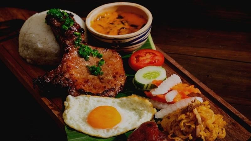 Thưởng thức cơm tấm sườn chả trứng vào bữa sáng hoặc bữa trưa để cung cấp năng lượng.