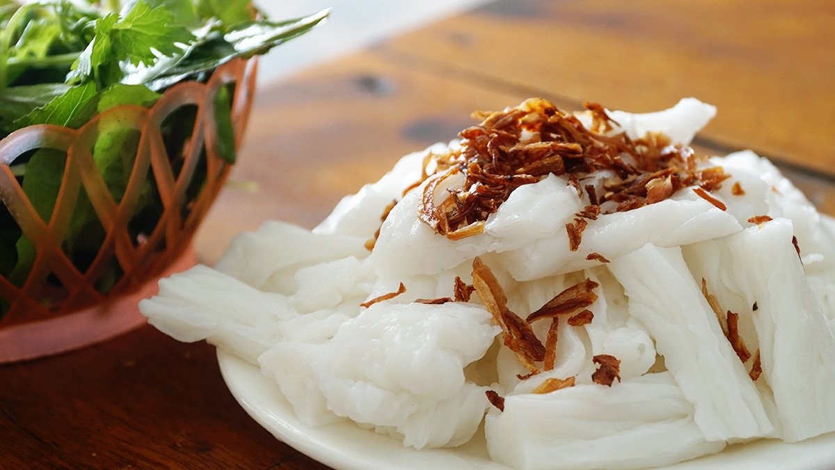 Thưởng thức đĩa bánh cuốn nóng hổi, đảm bảo cân bằng dinh dưỡng