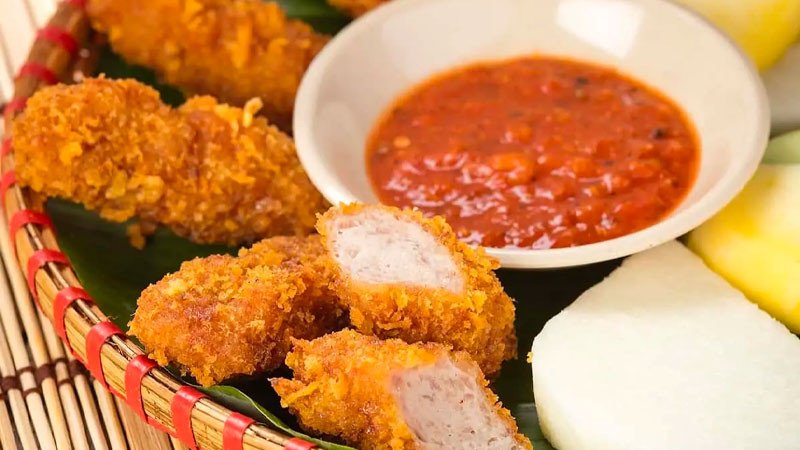 Thưởng thức đĩa nem thịt rán nóng hổi chấm tương ớt