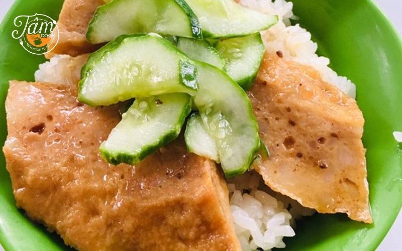 Thưởng thức đĩa xôi trắng ngon dẻo kèm chả mỡ thơm béo