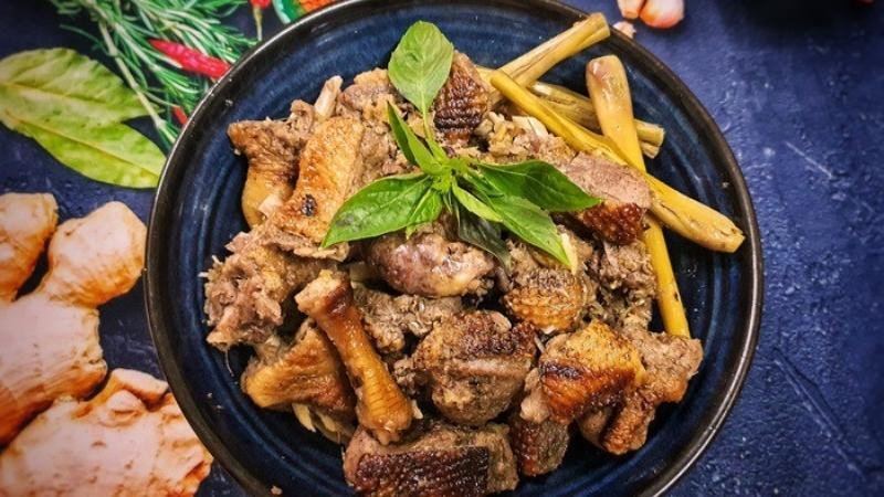 Thưởng thức giả cầy ngan nóng hổi cùng bún