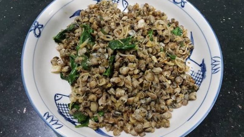 Thưởng thức hến xào rau răm kèm bánh tráng giòn rụm