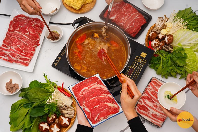 Thưởng thức lẩu bò nhúng thập cẩm cùng thịt bò, rau củ và nước chấm