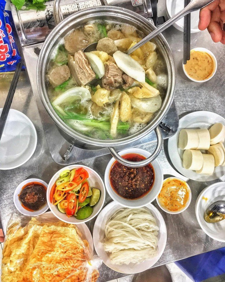 Thưởng thức lẩu đuôi bò nóng hổi cùng rau sống