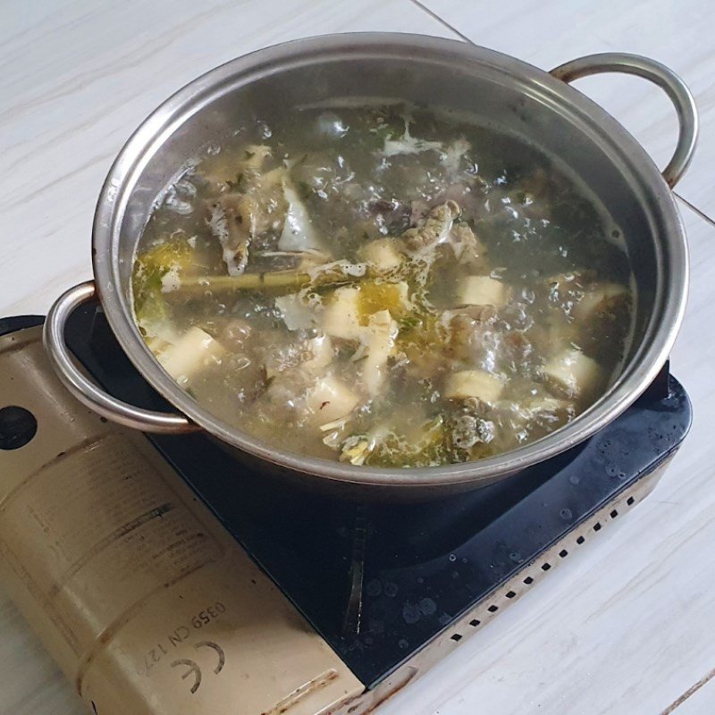 thưởng thức lẩu gà lá é măng chua cùng bún