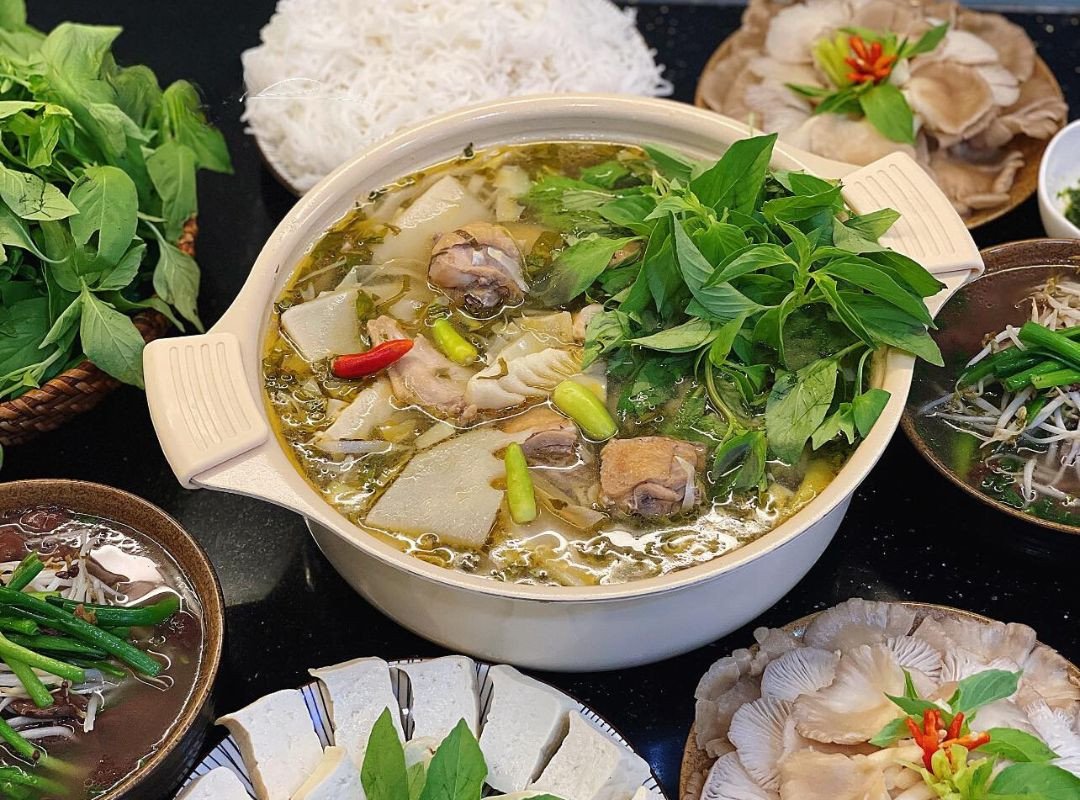 Thưởng thức lẩu gà lá é nóng hổi