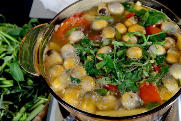 Thưởng thức lẩu hột vịt lộn nóng hổi