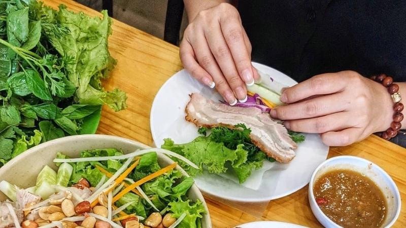 Thưởng thức món bánh tráng cuốn thịt heo ngon chuẩn vị
