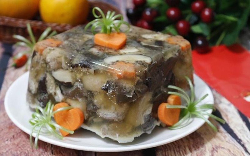 Thưởng thức món chân giò nấu đông cùng cơm nóng và dưa chua