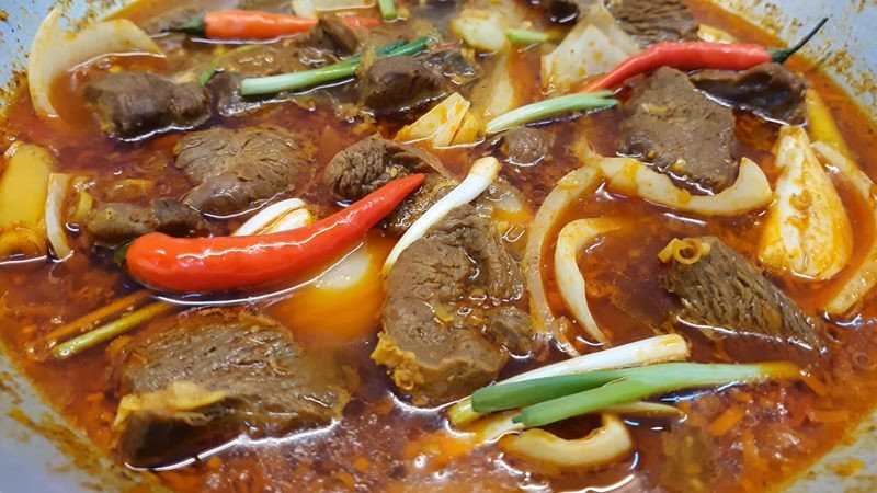 Thưởng thức món thịt đà điểu xào lăn nóng hổi cùng rau thơm