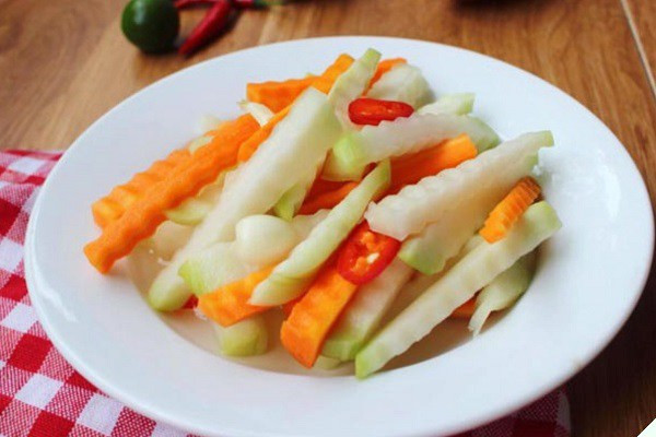 Thưởng thức món thịt kho tàu với cơm trắng và dưa chua