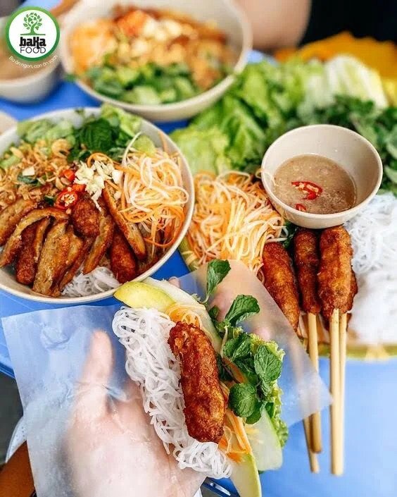Thưởng thức nem lụi cùng rau sống và nước chấm