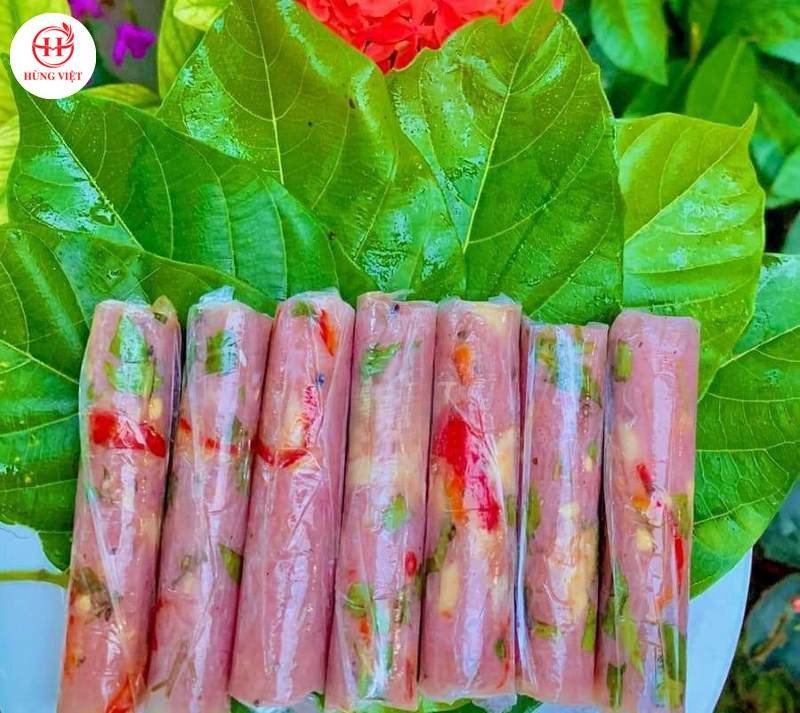 Thưởng thức nem từ thịt lợn sống cuốn lá sung và tỏi