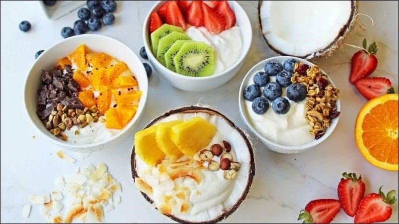 Thưởng thức sữa chua Hy Lạp với trái cây tươi.