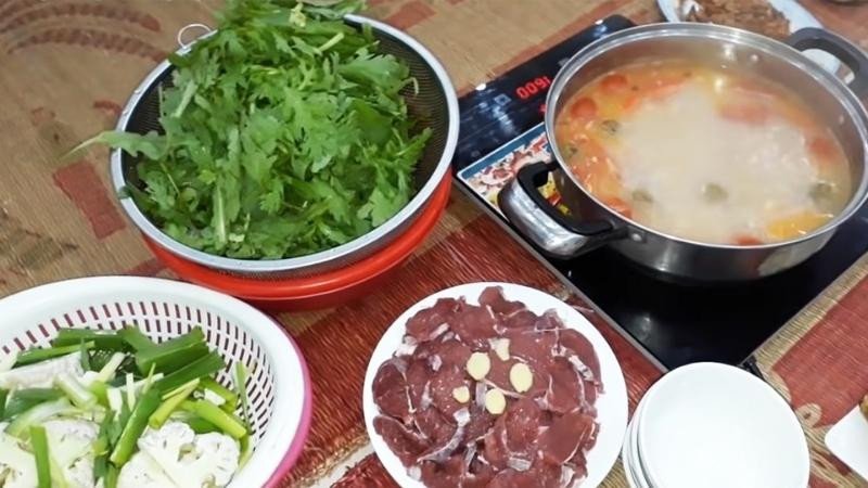 Thưởng thức thịt trâu nhúng mẻ nóng hổi