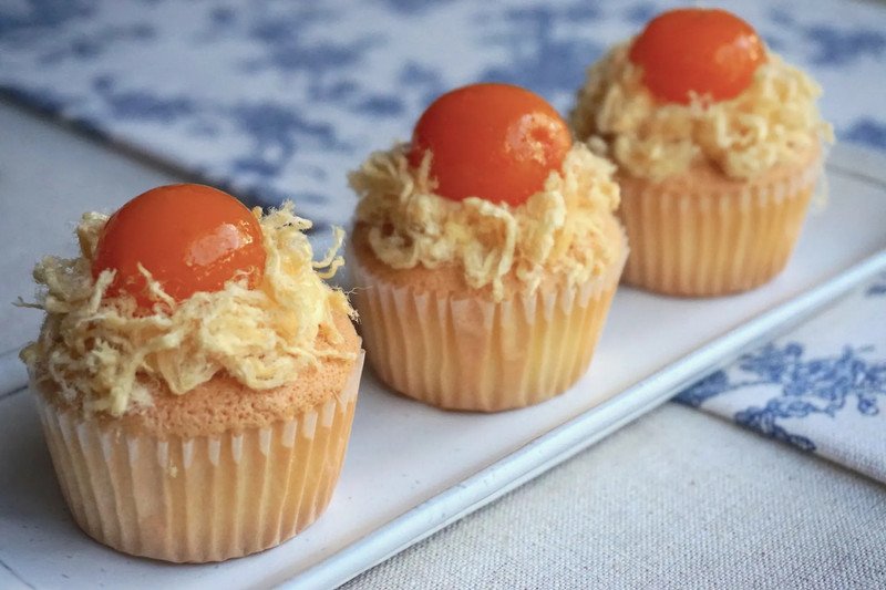 Thưởng thức từng lát bánh bông lan trứng muối một cách khoa học để kiểm soát lượng calo