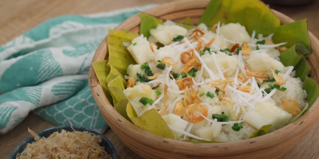 Thưởng thức xôi sắn mỡ hành hấp dẫn