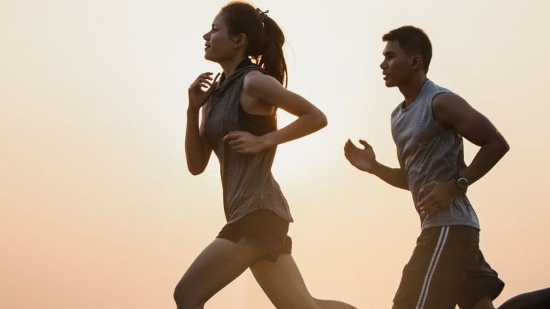 Thường xuyên tập thể dục thể thao để đốt cháy calo, tránh tăng cân khi ăn xúc xích