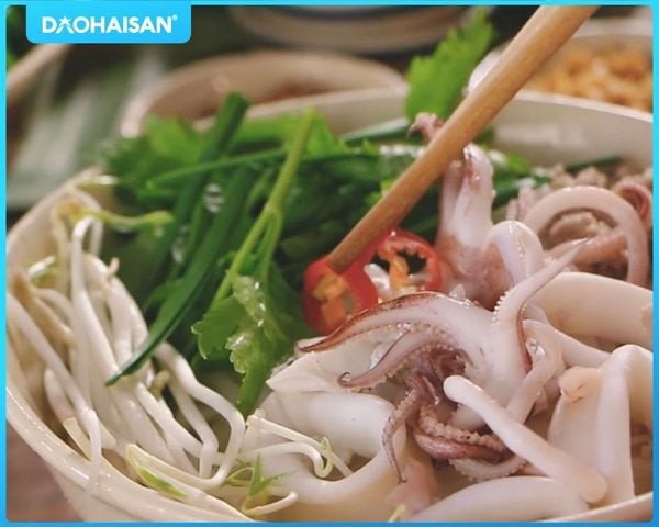 Tiến hành nấu hủ tiếu mực