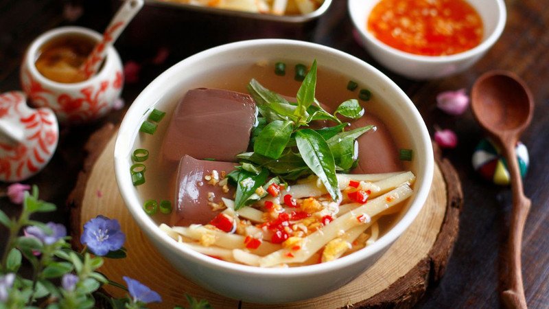 Tiết heo luộc bao nhiêu calo? Hạn chế nếu có bệnh lý nền
