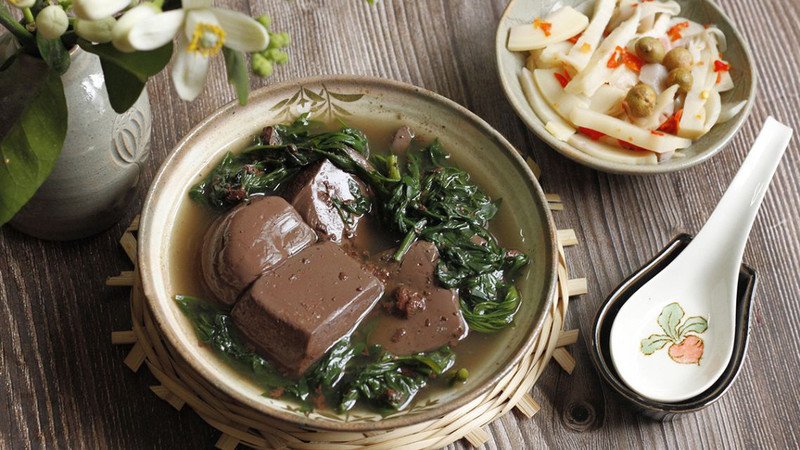 Tiết vịt luộc đặt trên đĩa, biểu tượng cho thực phẩm ít calo và không carb, giúp kiểm soát 100g tiết vịt luộc bao nhiêu calo