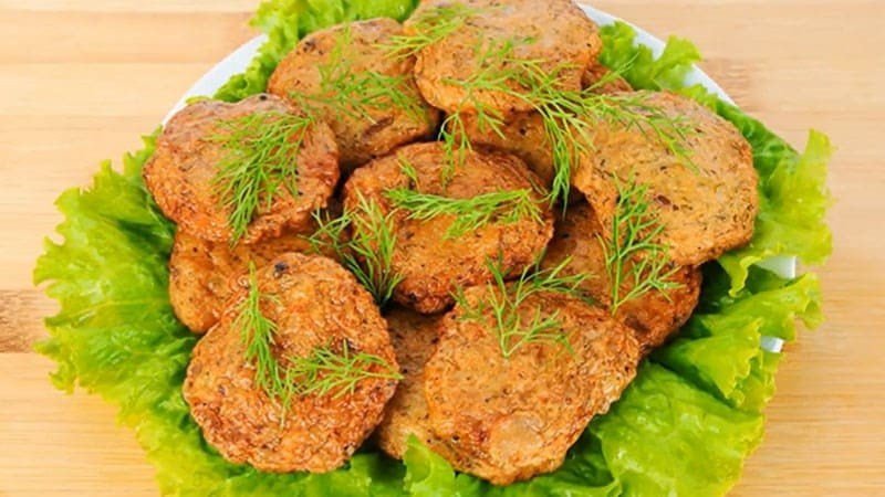 Tiêu thụ chả cá quá mức, đặc biệt là các loại chiên rán, có thể gây tăng cân, huyết áp cao và ảnh hưởng đến sức khỏe tim mạch.