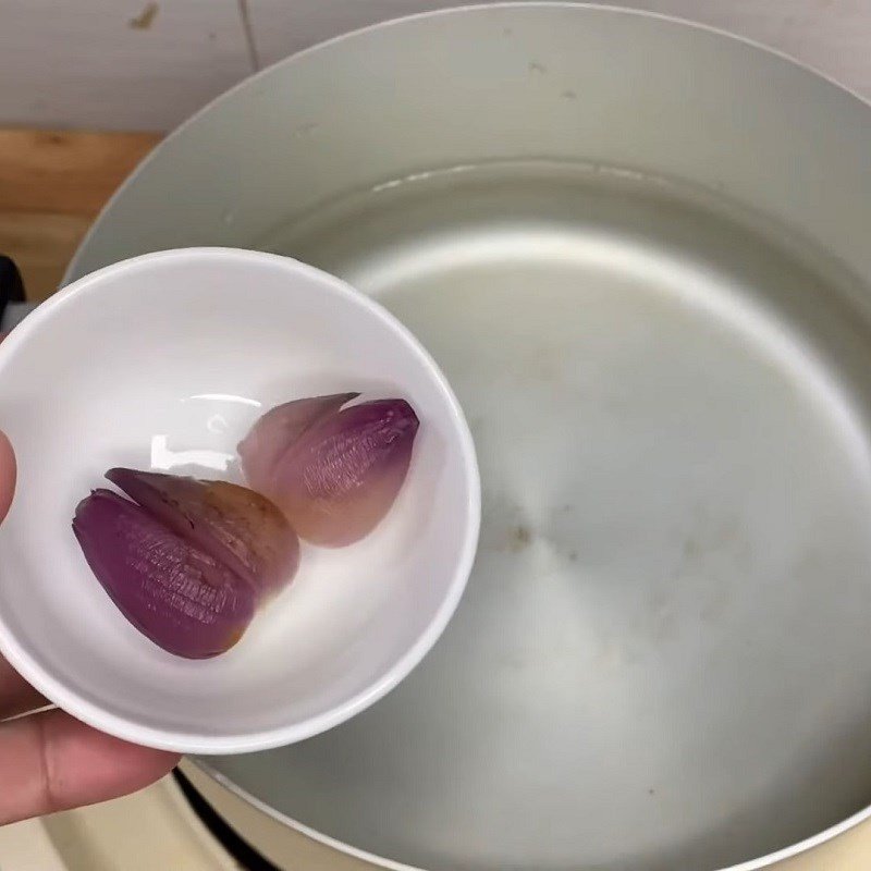 Tiêu xanh và tiêu đen đang được chuẩn bị để nấu nước dùng