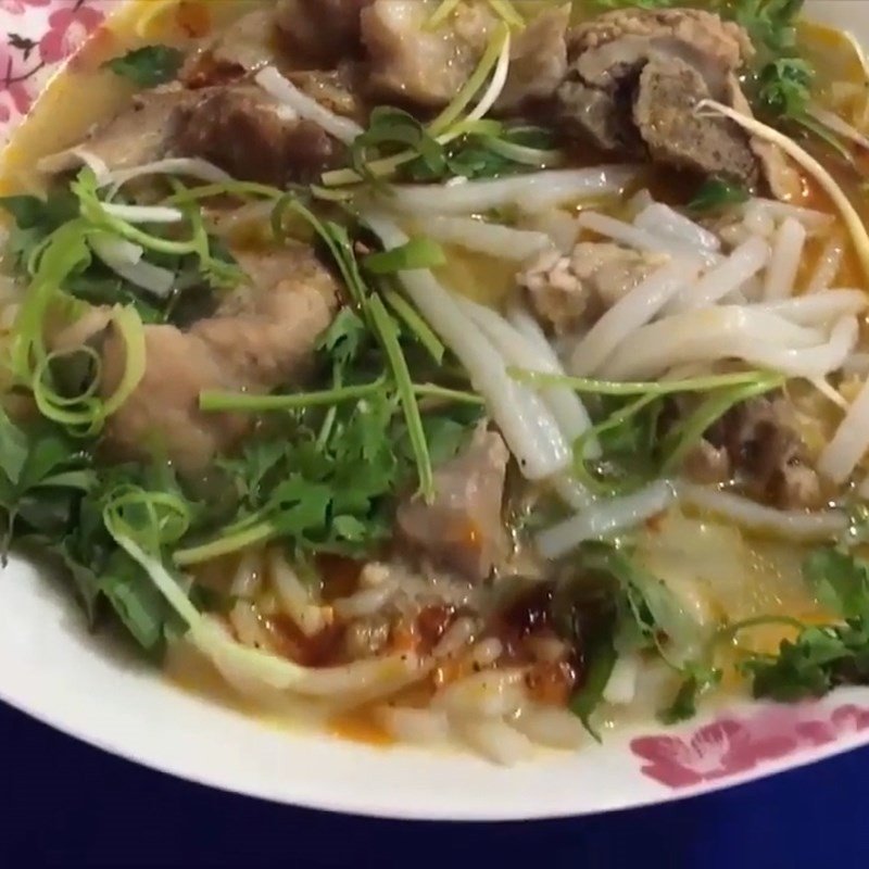 Tô bánh canh bột gạo xương heo hoàn chỉnh với sợi bánh mềm dai, nước dùng đậm đà