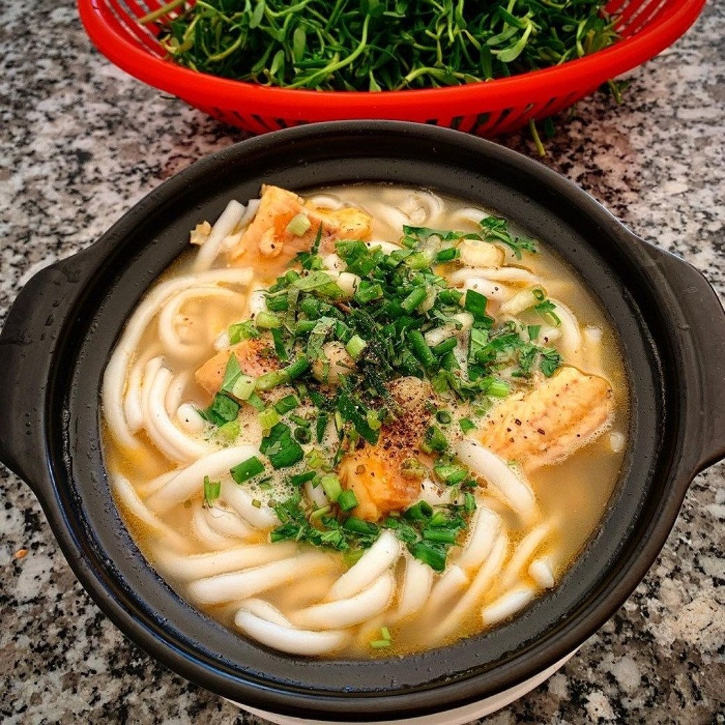 Tô bánh canh cá lóc Huế hấp dẫn với đầy đủ màu sắc và hương vị