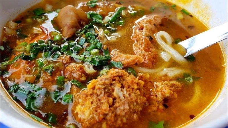 Tô bánh canh cua đồng nóng hổi, hấp dẫn
