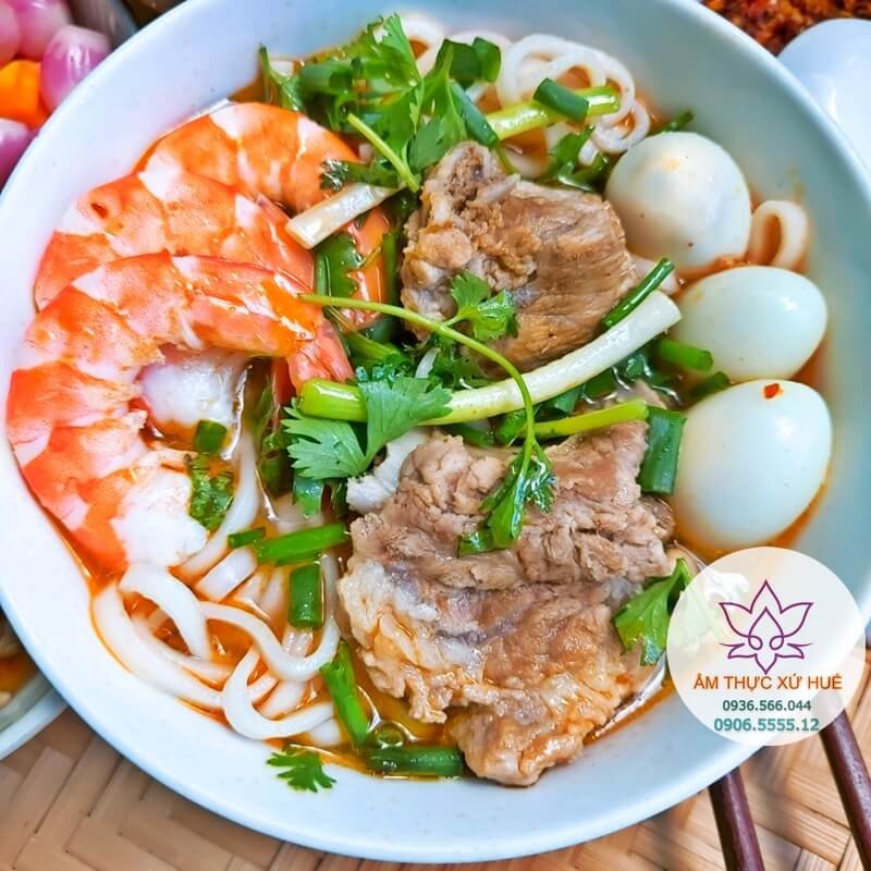 Tô bánh canh Huế hoàn chỉnh với đầy đủ sườn, tôm, trứng cút và rau thơm