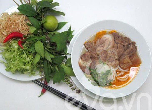 Tô bún bò Huế tại nhà với màu sắc hấp dẫn, sẵn sàng thưởng thức